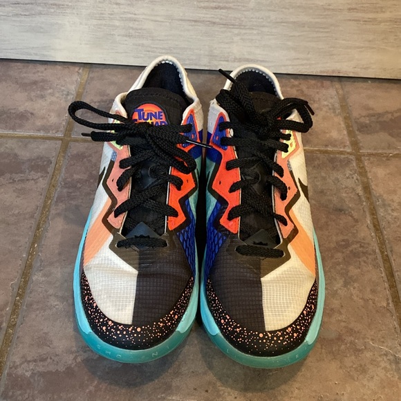 Nike LeBron James Tune Squad Shoes - Picture 2 of 9